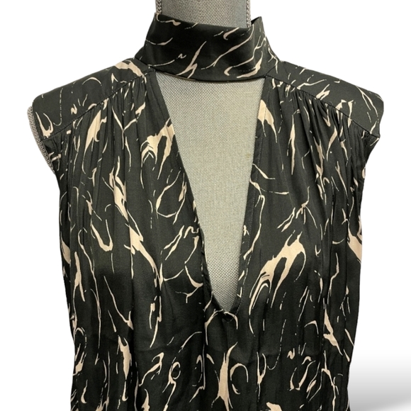 Free People Pleated Sillouette Top with V-neck Front and back - Tie-back Neck - Picture 3 of 7